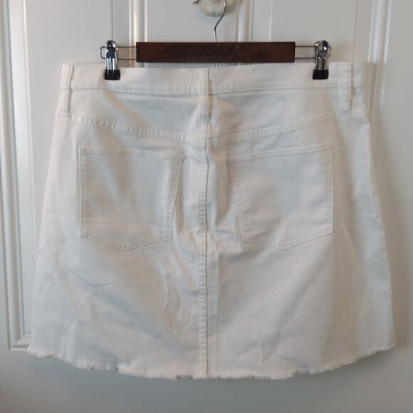 J.Crew raw edge hem White denim skirt (size 36x18) - Picture 6 of 8